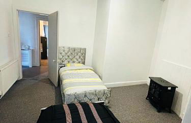 Luxury 3 Bedrooms Entire Flat - Self Check in & Check out - Photo 11