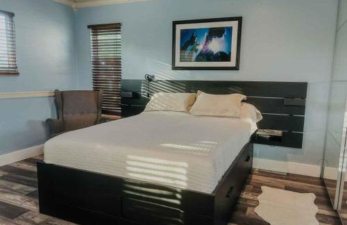 Artistic Retreat, King Suite with Private Balcony! - Foto 29