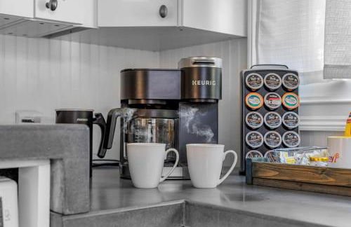 Tiny Home w MIL suite - 3 MI to DT - Foto 32