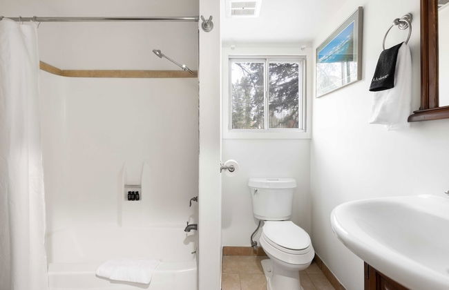 Bighorn by Avantstay Spacious Ski Cabin w/ Sprawling Porch, Views & Hot Tub! - Foto 9