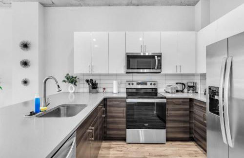 Chic 2BR Getaway Walk to Breweries and Art Walk - Photo 9