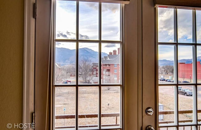 3BR Downtown Townhome /w Stunning Balcony Views! - Photo 9