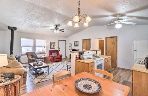 Walk to White River Home with Deck in Flippin! - Foto 7