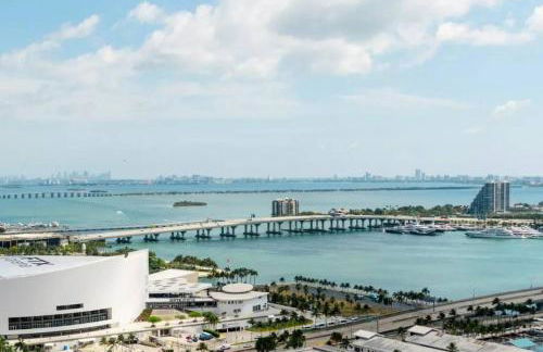 Modern 1 Bed Condo across from Bayside in Downtown - Foto 17