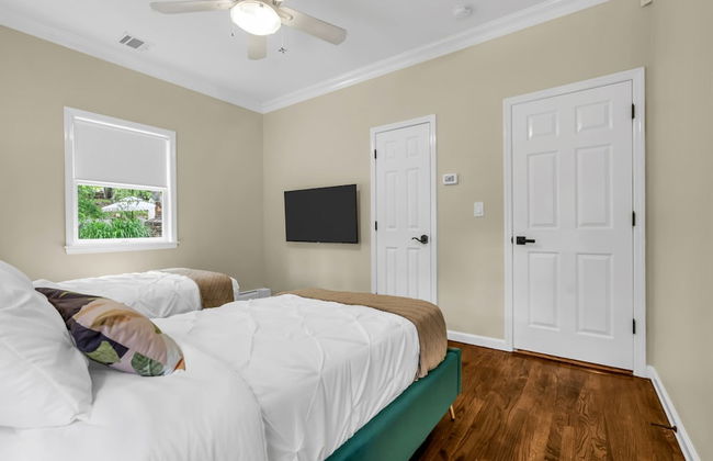 Family Retreat With Autumn Views and Fireplace - Photo 26