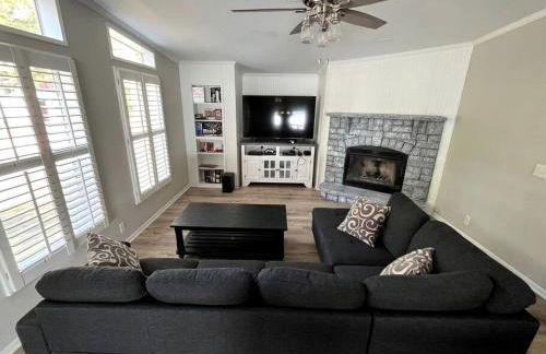 Spacious Vacation Rental with Stunning Lake Views from the Incredible Deck for an Amazing Getaway in Sabine National Forest in Hemphill, Texas - Foto 15