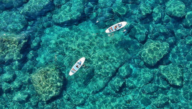 Vista aérea de dos tablas de paddle surf