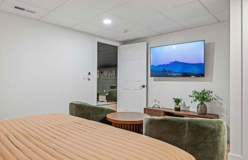 Newly Renovated Luxe Home near Asheville | Pool, Hot Tub, Theater & Games! - Foto 51