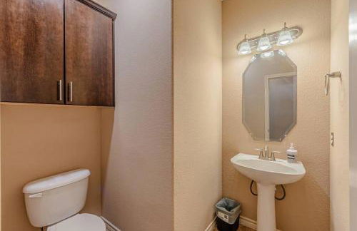 The Castle! by the Lake with Pool & Balcony West Plano - Foto 7