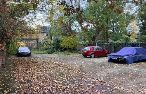 STUNNING GARDEN APARTMENT Central Exclusive Self Catering With Free Off Road Parking By Flat & Wiffi Beautifully Secluded 3 mins From All Amenities THIS IS A HOME NOT A HOTEL - Photo 21