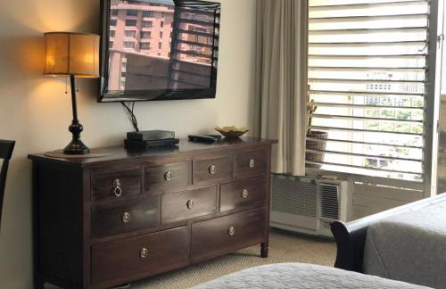 Tropical Studios at Marine Surf Waikiki - FREE PARKING - BEST LOCATION - FULL KITCHEN - SWIMMING POOL - Foto 6