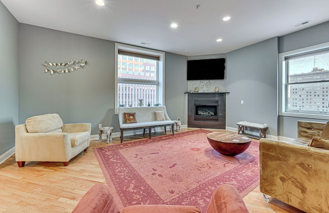 Heart of Dtwn Omaha: Historical Apt w/ Perks - Foto 3