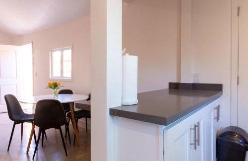 Modern Private Guesthouse with Parking, Yard, and Washer Dryer - Foto 8