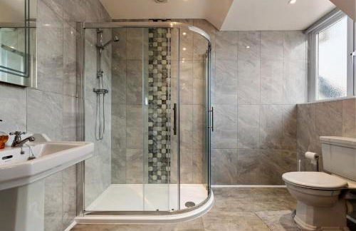 Maynor - Large Luxury House, Log Burner, Central Location - Photo 59