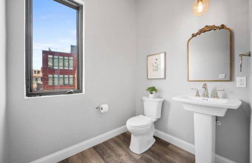 Immaculate Penthouse Double King Suite on Butler St with rooftop deck and free off street parking - Foto 24