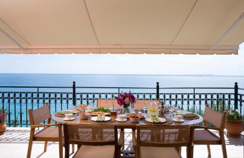 Avra Private Suites - Photo 34