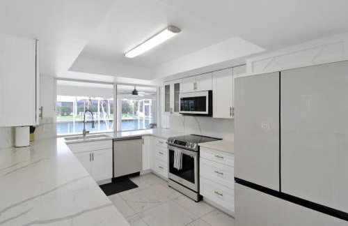 Chic & modern canal-front retreat with private pool - Azure Tides - Photo 42