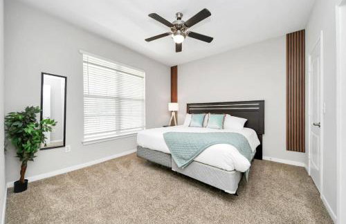 LUX Resort Inspired 2BR Near Houston Pool Gym - Foto 15