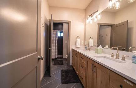 East Cabin- Yellowstone Family Retreat- Sled Hill - Foto 18