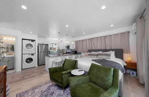 Modern Urban Escape Rooftop & Walkable Fun - Foto 12