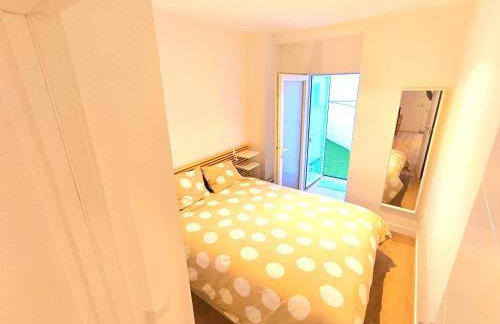 Modern Apartment with Terrace near the Center - Photo 7