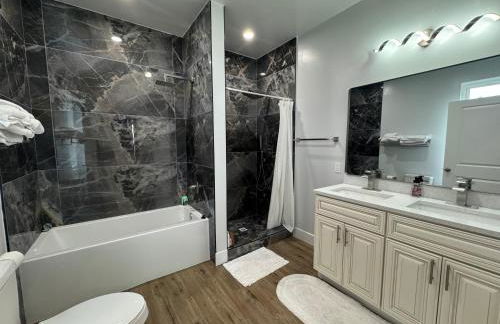 LUX Spacious Townhouse 4BR in DC - Photo 26