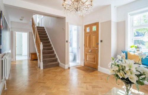 Luxury 8 bedroom home with leisure wing - Foto 2