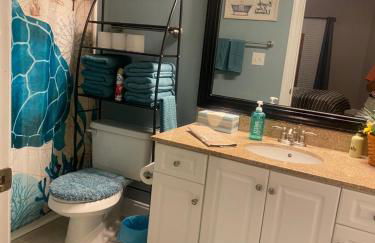 First Class Treatment Luxurious end unit Patio Pool Restaurant Bar on premises Steps away from Everything else! Spacious Condo Stocked with all You Need! - Foto 27