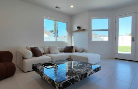 Luxury 3BR, 2BA Newly Renovated with Huge Backyard - Photo 11