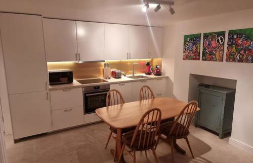 Entire Ground Floor Flat, Free Off-Street Parking and Large Garden - Foto 2