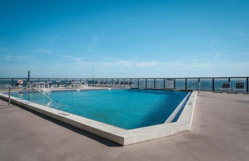 New Listing! Dog-friendly direct oceanfront with private balcony and heated rooftop pool - Foto 36