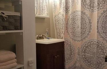 Central 2 bedroom unit with 3 beds and 3 large TVs - Photo 25