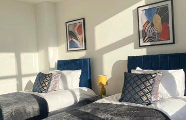 The Felix Apartments - 3 Bedrooms - FREE Parking - Close to train station - Photo 17