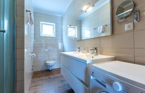 Gorgeous Home In Mravince With Sauna - Photo 54