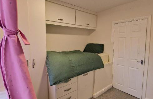 Delightful & Spacious Guest House in Farnworth Near Bolton Hospital - Foto 13