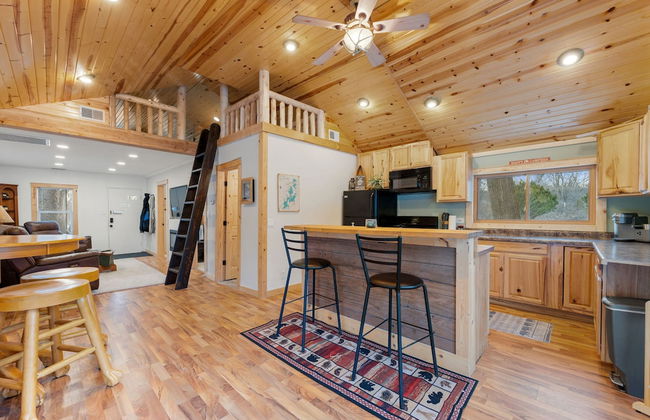 Cozy 3BR Cabin With Hot Tub on Nippersink Creek - Foto 3