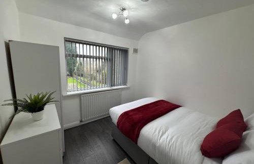 4 Beds House for Families & Contractors with Free Parking - Photo 43