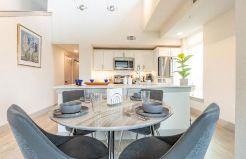 RiverWalk PentHouse Oasis w/Free Parking Gym Pool - Photo 37