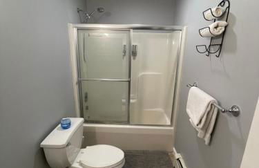 Spacious Pocono Home with Hot Tub and Fire Pit - Foto 18