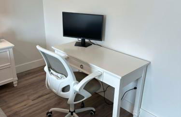 Luxury 2 Bed 2 Bath Waterfront Condo with Patio Sunsets Gym and Parking - Foto 31