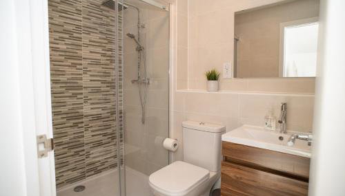 Walnut Flats-F3, 1-Bedroom with Stunning Garden View, AC, Parking, Netflix, WIFI - Close to Oxford, Bicester & Blenheim Palace - Foto 4, Shower