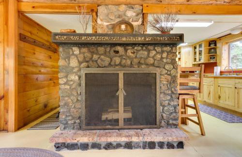 Creekside Silver Gate Getaway with Fireplace! - Foto 8