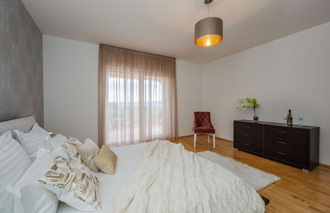 Luxury Secluded Villa w. Pool, Jacuzzi and Garden - Photo 12