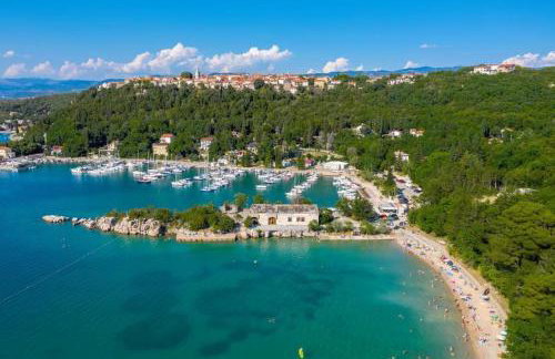 Villa Mirakul, new modern villa with swimming pool, close to the beach, children playroom, quiet area- by TRAVELER tourist agency Krk - ID 2680 - Foto 13