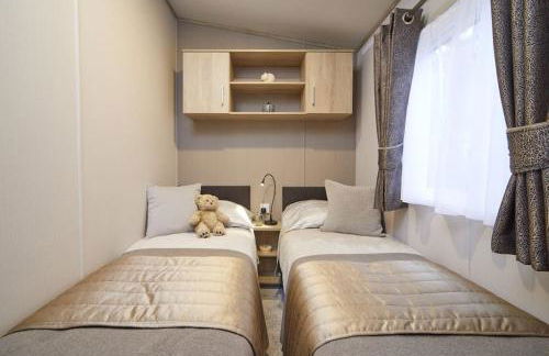 Elegant 2 Bed 1 and Half Bath Caravan in Holiday Resort Village - Photo 10