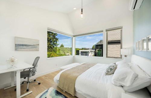 Ocean-Inspired 3B Modern Retreat w Kids Room - Foto 29