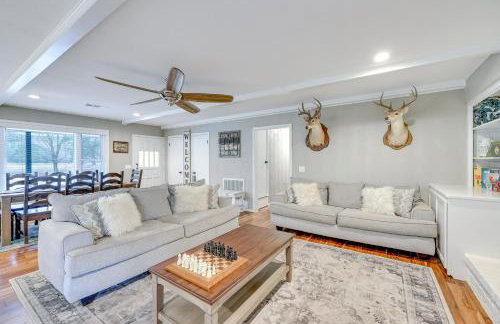 Deck and Views Spacious Lake House Escape - Foto 5