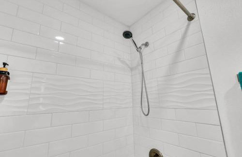 Modern 2BD 2BA Flat Gym and Pool Heart of Downtown - Foto 1