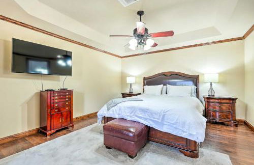 Pool and Putting Green Group Getaway in Glendale! - Foto 10