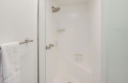 Waterfront Getaway on Lake Elsinore with Swim Spa - Foto 24